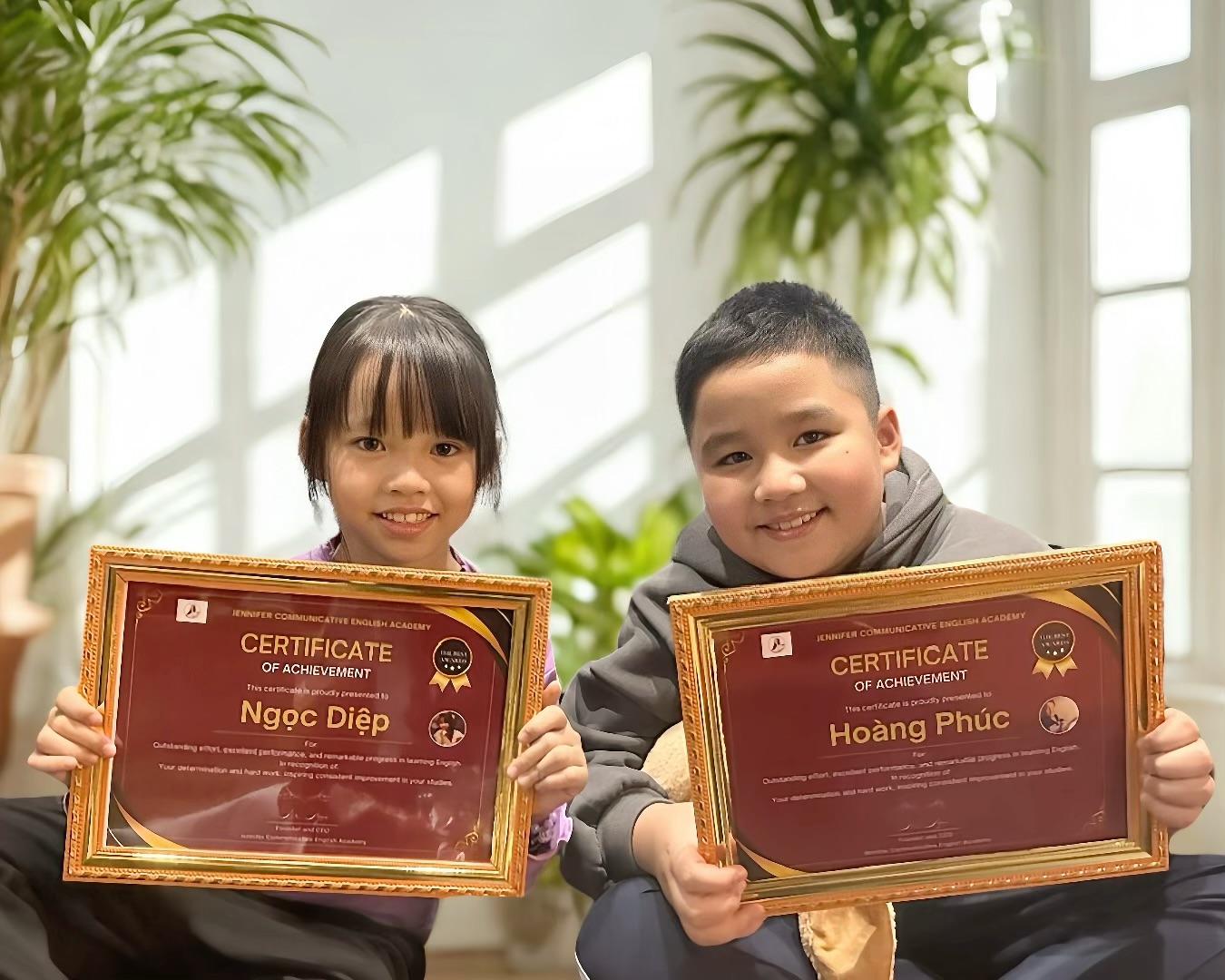 Khoảnh khắc hai học viên cầm chứng nhận trong một hoạt động học tập